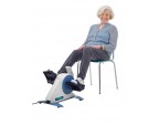 Femme âgée en train de pédaler avec l'appareil de rééducation MOBI 540