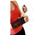 Femme utilisant l'attelle de froid gonflable pour le poignet