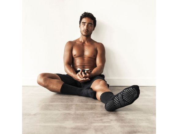 Homme assis avec chaussettes antidérapantes BASE 33™ Crew | Chaussettes Pilates Homme assis avec chaussettes antidérapantes BASE 33™ Crew | Chaussettes Pilates