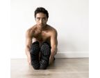Homme assis avec chaussettes anti-dérapantes Lowrise Noir | SISSEL France Homme assis avec chaussettes anti-dérapantes Lowrise Noir | SISSEL France
