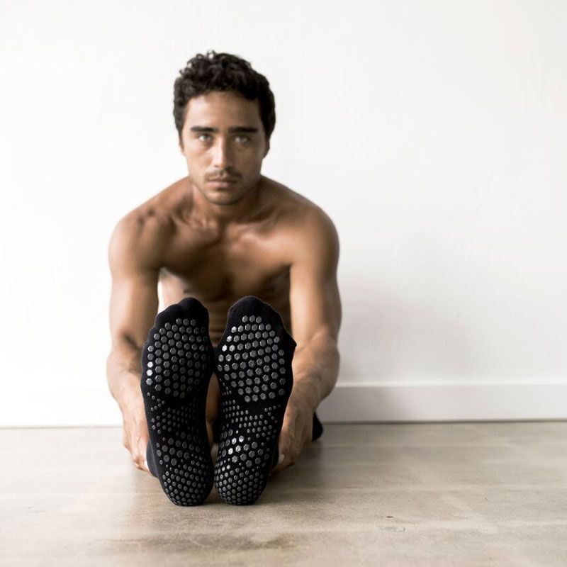 Homme assis avec chaussettes anti-dérapantes Lowrise Noir | SISSEL France Homme assis avec chaussettes anti-dérapantes Lowrise Noir | SISSEL France