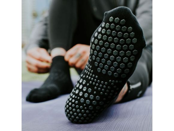 Homme assis avec chaussettes anti-dérapantes Lowrise Noir | Chaussettes de Pilates Homme assis avec chaussettes anti-dérapantes Lowrise Noir | Chaussettes de Pilates