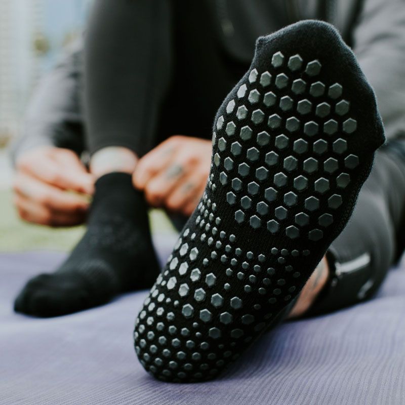 Homme assis avec chaussettes anti-dérapantes Lowrise Noir | Chaussettes de Pilates Homme assis avec chaussettes anti-dérapantes Lowrise Noir | Chaussettes de Pilates