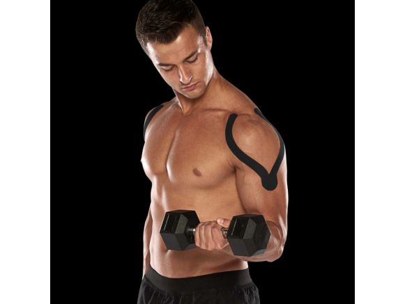 Athlète masculin avec bande de kinésiologie Noir | K-Tape® Athlète masculin avec bande de kinésiologie Noir | K-Tape®