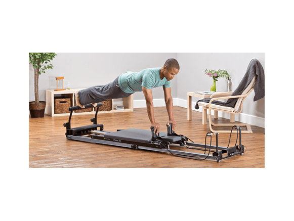Femme utilisant le IQ® Reformer Balance Body® Femme utilisant le IQ® Reformer Balance Body®
