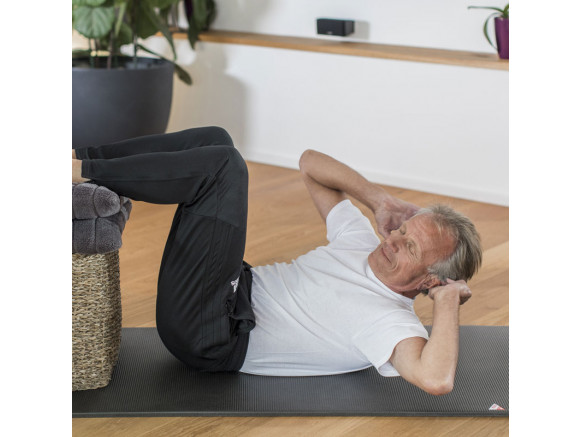 Homme faisant des abdominaux sur le tapis de Gym AIREX® Coronella gris anthracite 200 x 60 cm Homme faisant des abdominaux sur le tapis de Gym AIREX® Coronella gris anthracite 200 x 60 cm