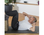Homme faisant des abdominaux sur le tapis de Gym AIREX® Coronella gris anthracite 200 x 60 cm
