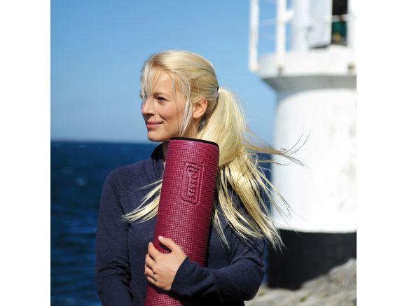 Femme avec tapis de sol SISSEL® pour Yoga et Pilates dans ses bras Femme avec tapis de sol SISSEL® pour Yoga et Pilates dans ses bras