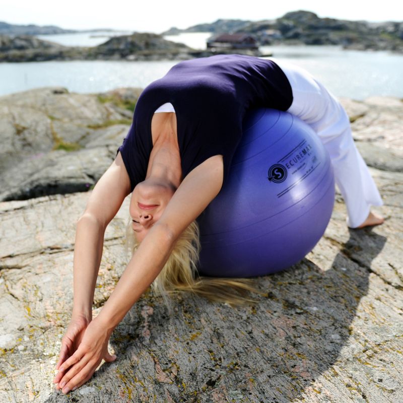 Femme étirement du dos avec le ballon de gym SISSEL® SECUREMAX® Ø55 cm lila Femme étirement du dos avec le ballon de gym SISSEL® SECUREMAX® Ø55 cm lila