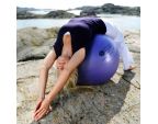 Femme étirement du dos avec le ballon de gym SISSEL® SECUREMAX® Ø65 cm lila