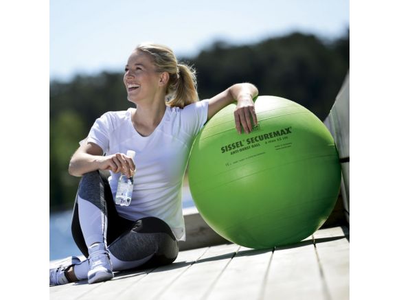 Femme accoudée sur le ballon de gym SISSEL® SECUREMAX® Ø65 cm vert Femme accoudée sur le ballon de gym SISSEL® SECUREMAX® Ø65 cm vert