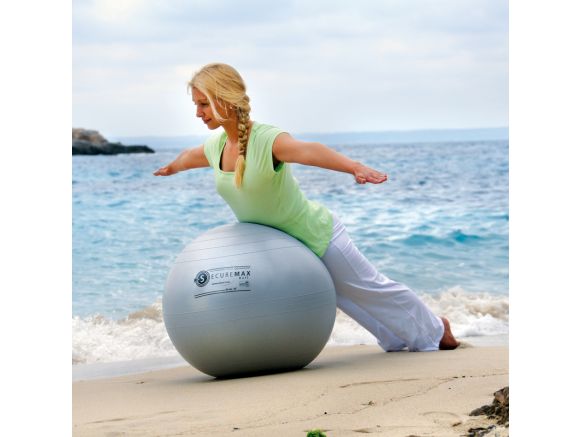Femme sur le ventre avec le ballon de gym SISSEL® SECUREMAX® Ø75 cm gris Femme sur le ventre avec le ballon de gym SISSEL® SECUREMAX® Ø75 cm gris