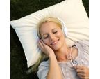 Femme écoutant de la musique avec son oreiller en balles de millet SISSEL® PANICORE 