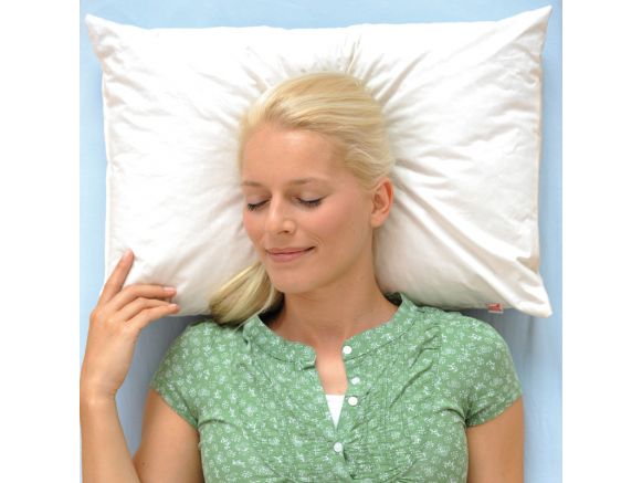 Femme faisant un sieste avec son oreiller en balles de millet SISSEL® PANICORE Femme faisant un sieste avec son oreiller en balles de millet SISSEL® PANICORE