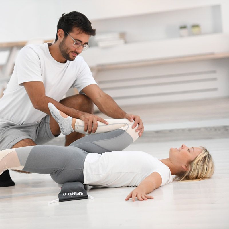 Manipulation d'un kinésithérapeute sur sa patiente avec le Spinefit SISSEL® Manipulation d'un kinésithérapeute sur sa patiente avec le Spinefit SISSEL®