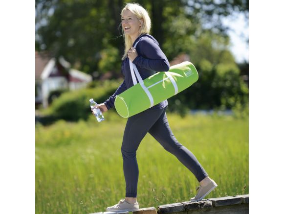 Femme utilisant un sac de transport SISSEL® vert pommes et blanc* Femme utilisant un sac de transport SISSEL® vert pommes et blanc*