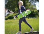 Femme utilisant un sac de transport SISSEL® vert pommes et blanc*