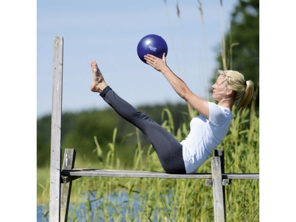 Femme en train d'utiliser un Pilates Soft ball 22 cm Femme en train d'utiliser un Pilates Soft ball 22 cm