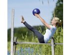 Femme en train d'utiliser un Pilates Soft ball 22 cm Femme en train d'utiliser un Pilates Soft ball 22 cm