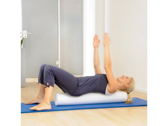 Femme utilisant un Pilates roller blanc 90 cm Femme utilisant un Pilates roller blanc 90 cm