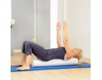 Femme utilisant un Pilates roller blanc 90 cm Femme utilisant un Pilates roller blanc 90 cm