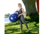 Femme en train d'utiliser un swiss ball SISSEL® bleu de 65 cm en extérieur Femme en train d'utiliser un swiss ball SISSEL® bleu de 65 cm en extérieur