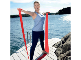 Femme sur un ponton avec Bande élastique SISSEL® FITBAND rouge Essential 2,5 m