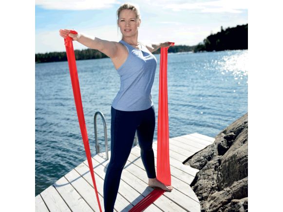 Femme sur un ponton avec Bande élastique SISSEL® FITBAND rouge Essential 2,5 m Femme sur un ponton avec Bande élastique SISSEL® FITBAND rouge Essential 2,5 m