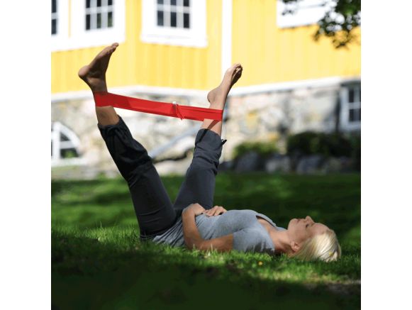 Femme allongée dans l'herbe Bande élastique SISSEL® FITBAND aux pieds Essential 2,5 m Femme allongée dans l'herbe Bande élastique SISSEL® FITBAND aux pieds Essential 2,5 m