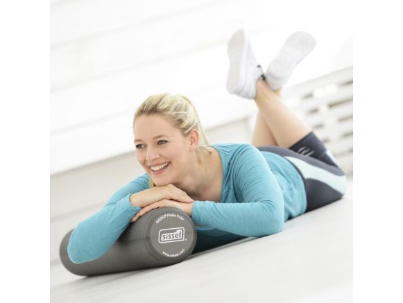 Femme appuyer sur le Pilates Roller Pro SISSEL® gris Femme appuyer sur le Pilates Roller Pro SISSEL® gris