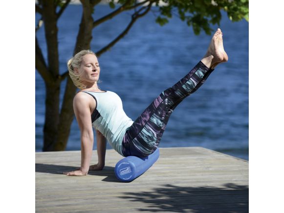 Femme assise entrain d'effectuer un exercice sur le Pilates Roller Pro SISSEL® Femme assise entrain d'effectuer un exercice sur le Pilates Roller Pro SISSEL®