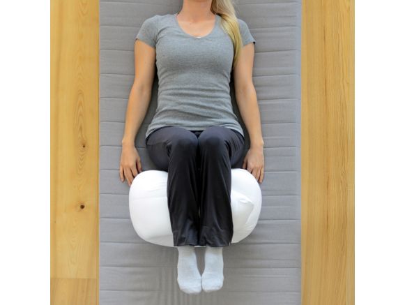Femme surélevant ses jambes avec le coussin de positionnement SISSEL® COMFORT Femme surélevant ses jambes avec le coussin de positionnement SISSEL® COMFORT