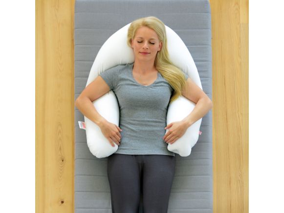 Femme allongée sur le dos avec le coussin de positionnement SISSEL® COMFORT Femme allongée sur le dos avec le coussin de positionnement SISSEL® COMFORT