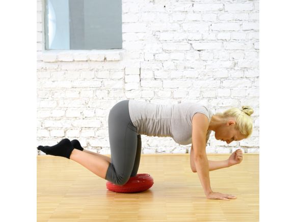 Femme en gainage sur le Balancefit® SISSEL® rouge Femme en gainage sur le Balancefit® SISSEL® rouge