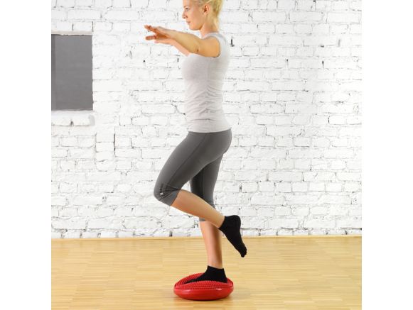 Femme en équilibre sur le Balancefit® SISSEL® rouge Femme en équilibre sur le Balancefit® SISSEL® rouge