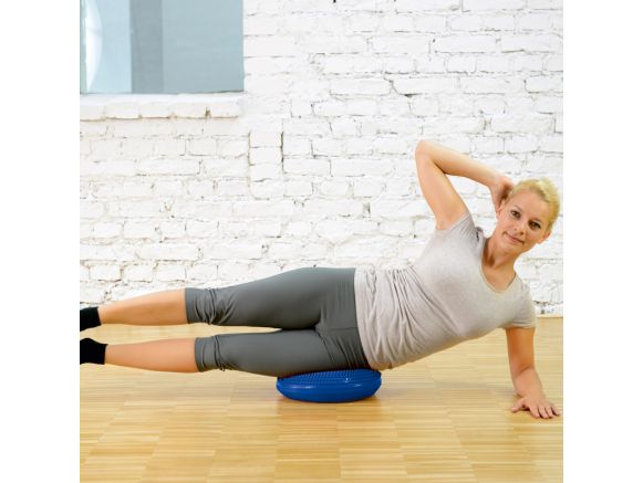 Femme travaillant ses obliques sur le Balancefit® SISSEL® bleu Femme travaillant ses obliques sur le Balancefit® SISSEL® bleu