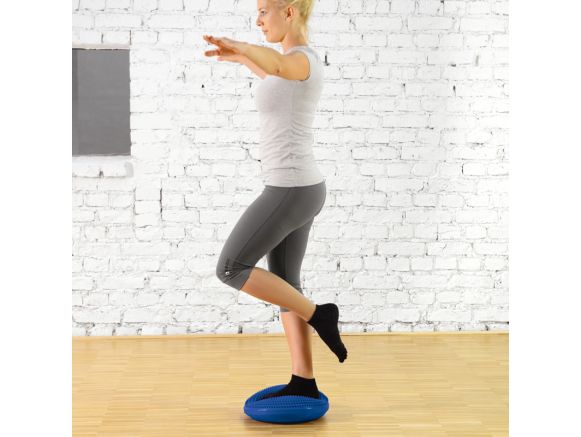 Femme en équilibre sur le Balancefit® SISSEL® bleu Femme en équilibre sur le Balancefit® SISSEL® bleu