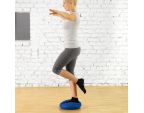 Femme en équilibre sur le Balancefit® SISSEL® bleu