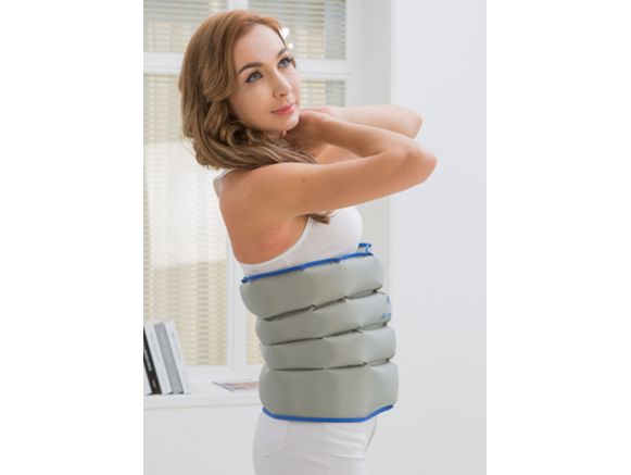 Femme utilisant la ceinture de l'appareil pressothérapie PRESS 4 Winelec® Femme utilisant la ceinture de l'appareil pressothérapie PRESS 4 Winelec®