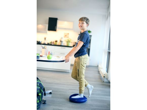 Jeune garçon se tenant sur le Balancefit® SISSEL® bleu Jeune garçon se tenant sur le Balancefit® SISSEL® bleu