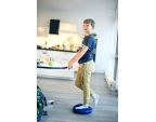 Jeune garçon se tenant sur le Balancefit® SISSEL® bleu