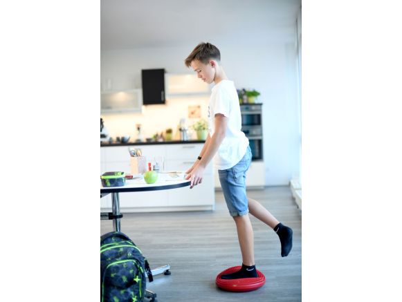 Garçon debout sur le Balancefit® SISSEL® rouge Garçon debout sur le Balancefit® SISSEL® rouge