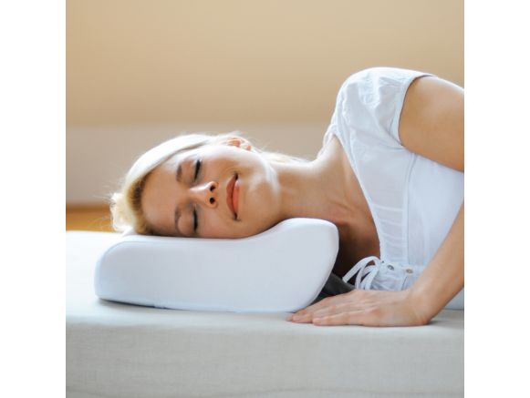 Femme allongée sur l'oreiller à mémoire de forme SISSEL® SOFT Femme allongée sur l'oreiller à mémoire de forme SISSEL® SOFT