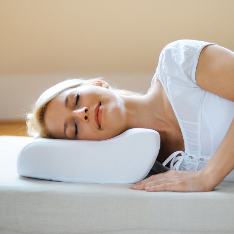 Femme allongée sur l'oreiller à mémoire de forme SISSEL® SOFT