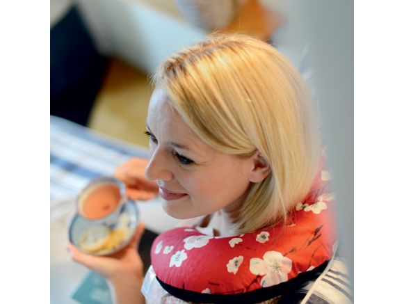 Femme entrain de boire un café avec le tour de cou SISSEL® AROMA NECK ROLL Femme entrain de boire un café avec le tour de cou SISSEL® AROMA NECK ROLL