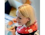Femme entrain de boire un café avec le tour de cou SISSEL® AROMA NECK ROLL
