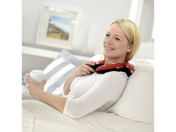 Femme dans le canapé avec le tour de cou SISSEL® AROMA NECK ROLL Femme dans le canapé avec le tour de cou SISSEL® AROMA NECK ROLL