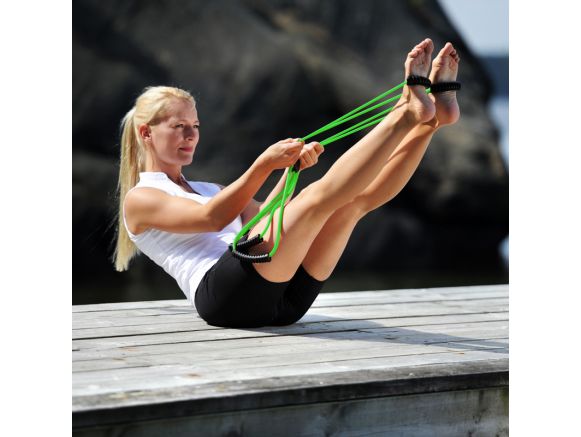 Femme travaillant son gainage avec les anneaux SISSEL® Pilates Core Trainer Femme travaillant son gainage avec les anneaux SISSEL® Pilates Core Trainer