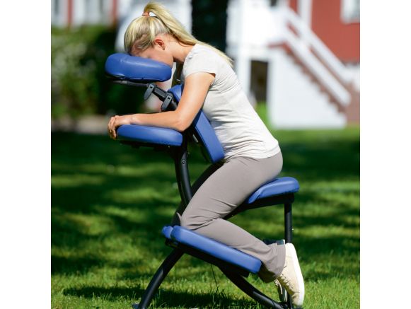 Femme assise sur la chaise de massage OAKWORKS® Portal Pro Femme assise sur la chaise de massage OAKWORKS® Portal Pro