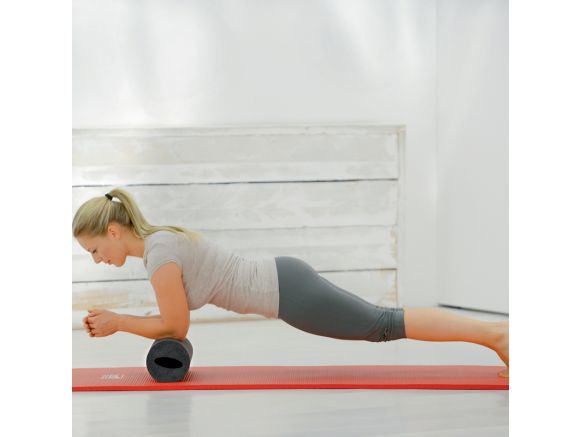Femme en planche avec le rouleaux fasciathérapie SISSEL® Myofascia Roller Femme en planche avec le rouleaux fasciathérapie SISSEL® Myofascia Roller